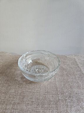 💐 Clear Pressed Glass Decorative Bowl